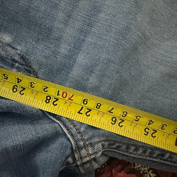 Zara jeans with faux crystals size 8
Inseam 27”
Excellent Pre-owned Condition - Picture 8 of 8